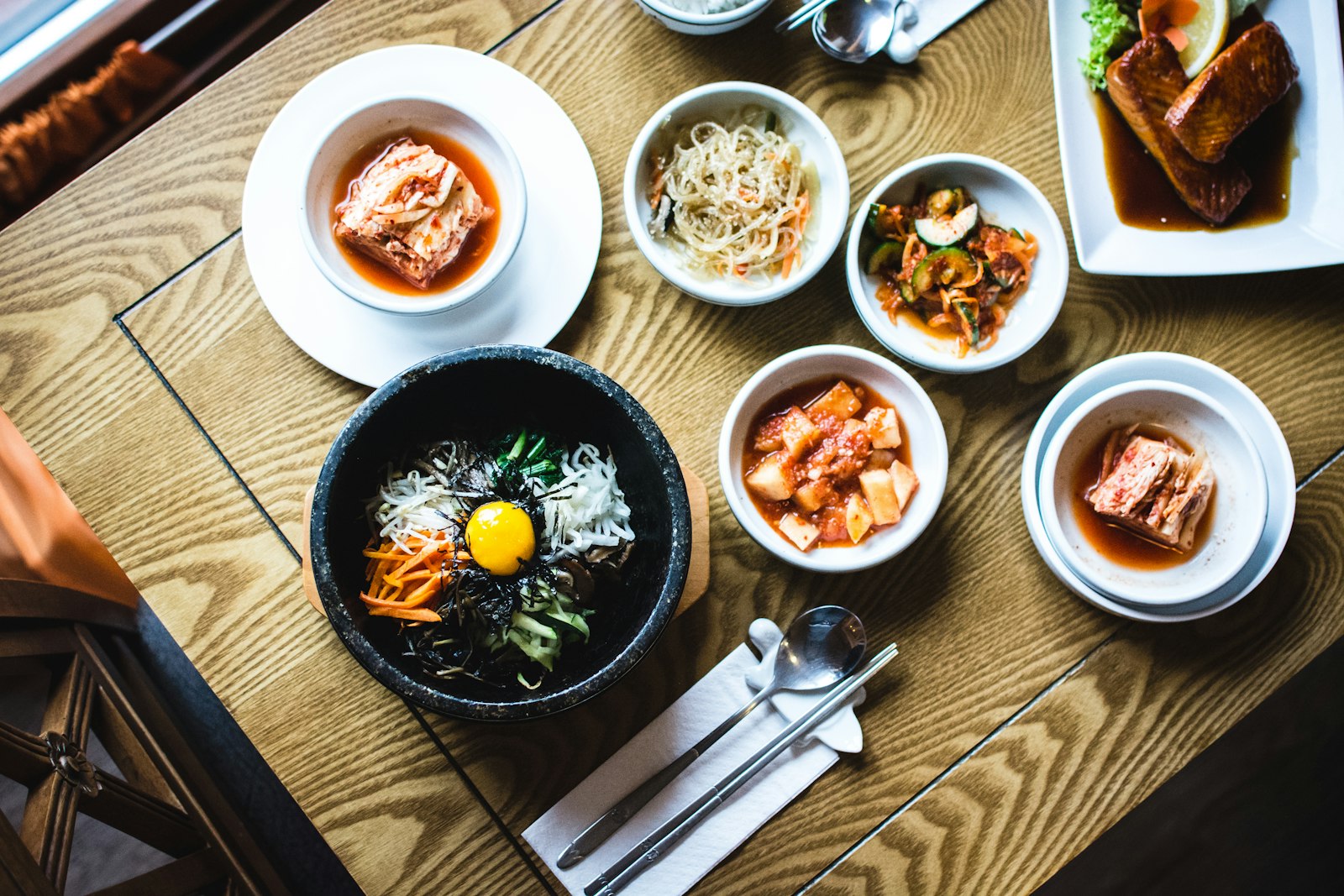 떡국과 명절 음식이 차려진 한국 가정의 밥상